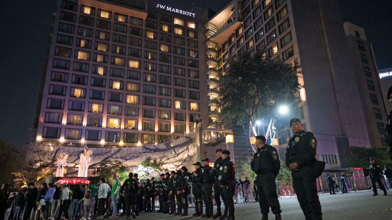 墨西哥球迷酒店外“ serenata ”，英格兰也被吵醒